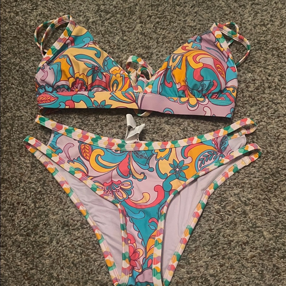 Cupshe Bikini Small Bottom Large Top